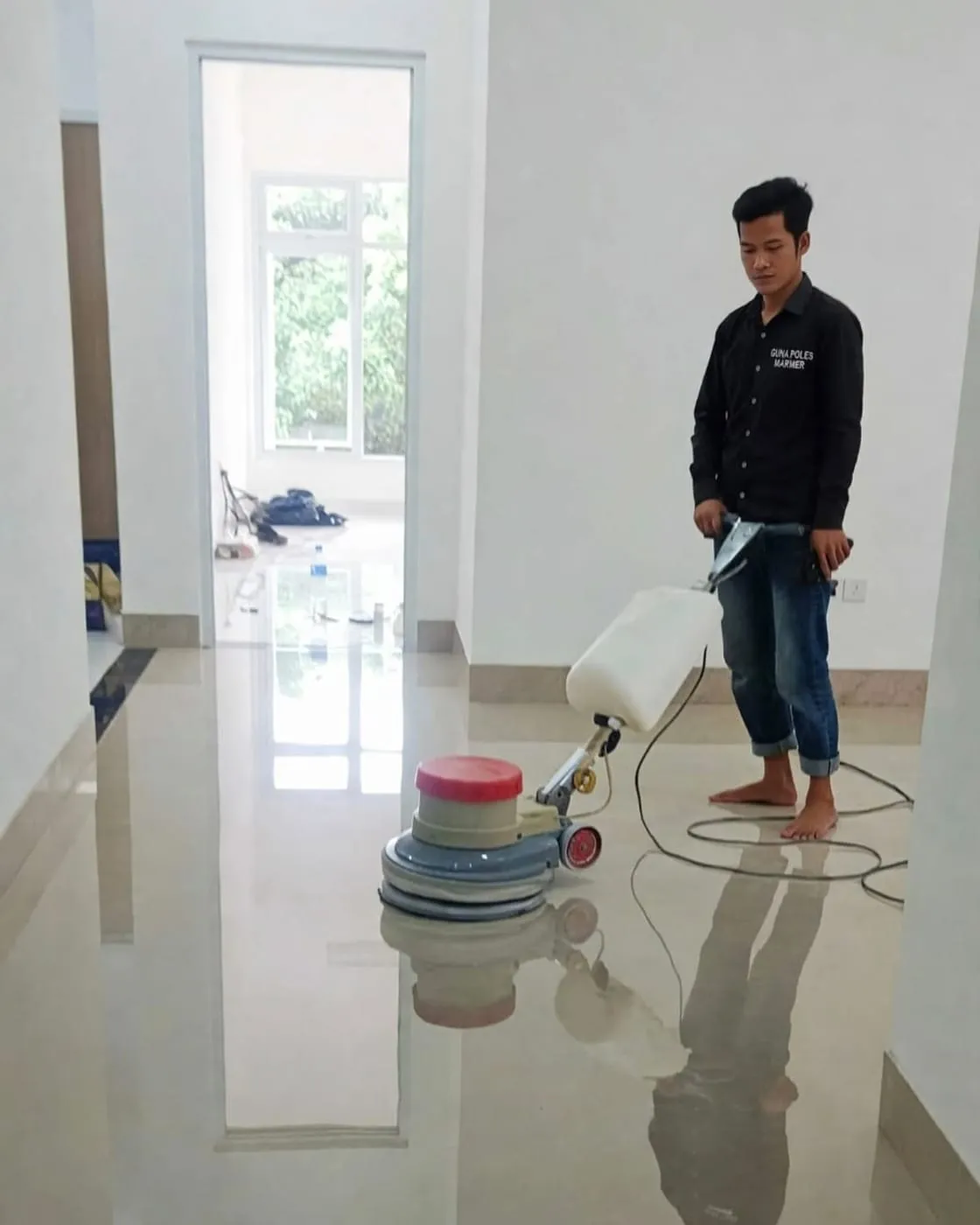 Lantai marmer di lorong rumah yang dipoles sampai memantul