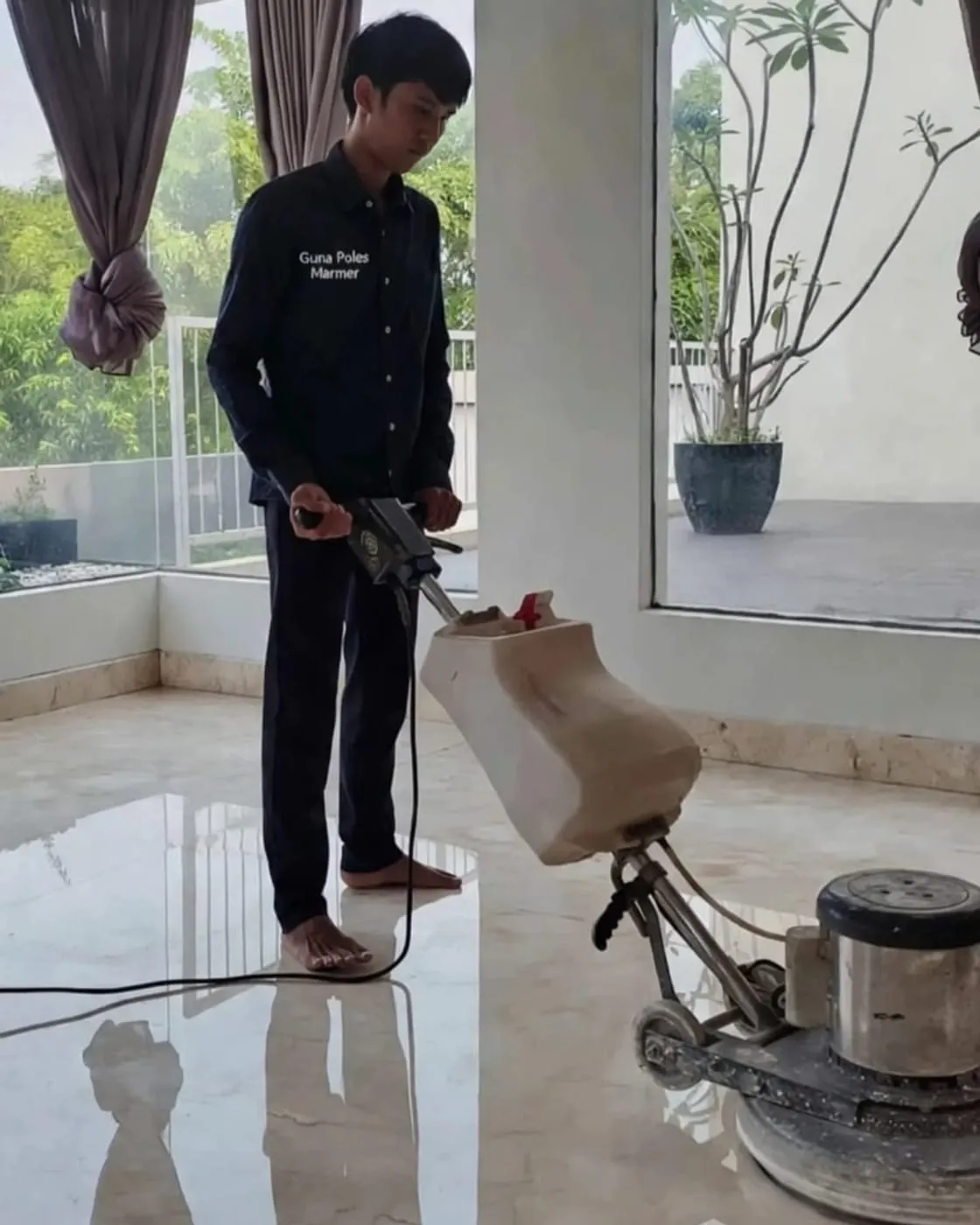 Lantai marmer di ruang berjendela besar setelah dipoles