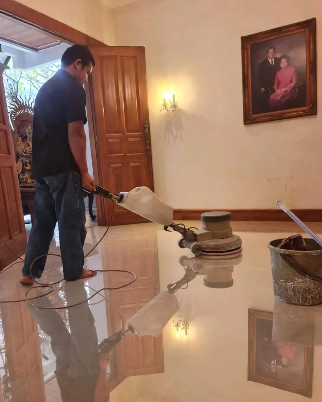 Lantai marmer di foyer, memantulkan pintu kayu di depannya
